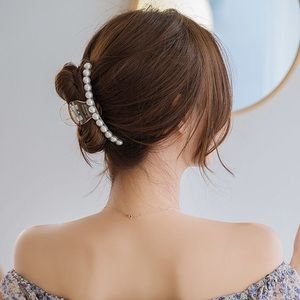 Pearl hair claw